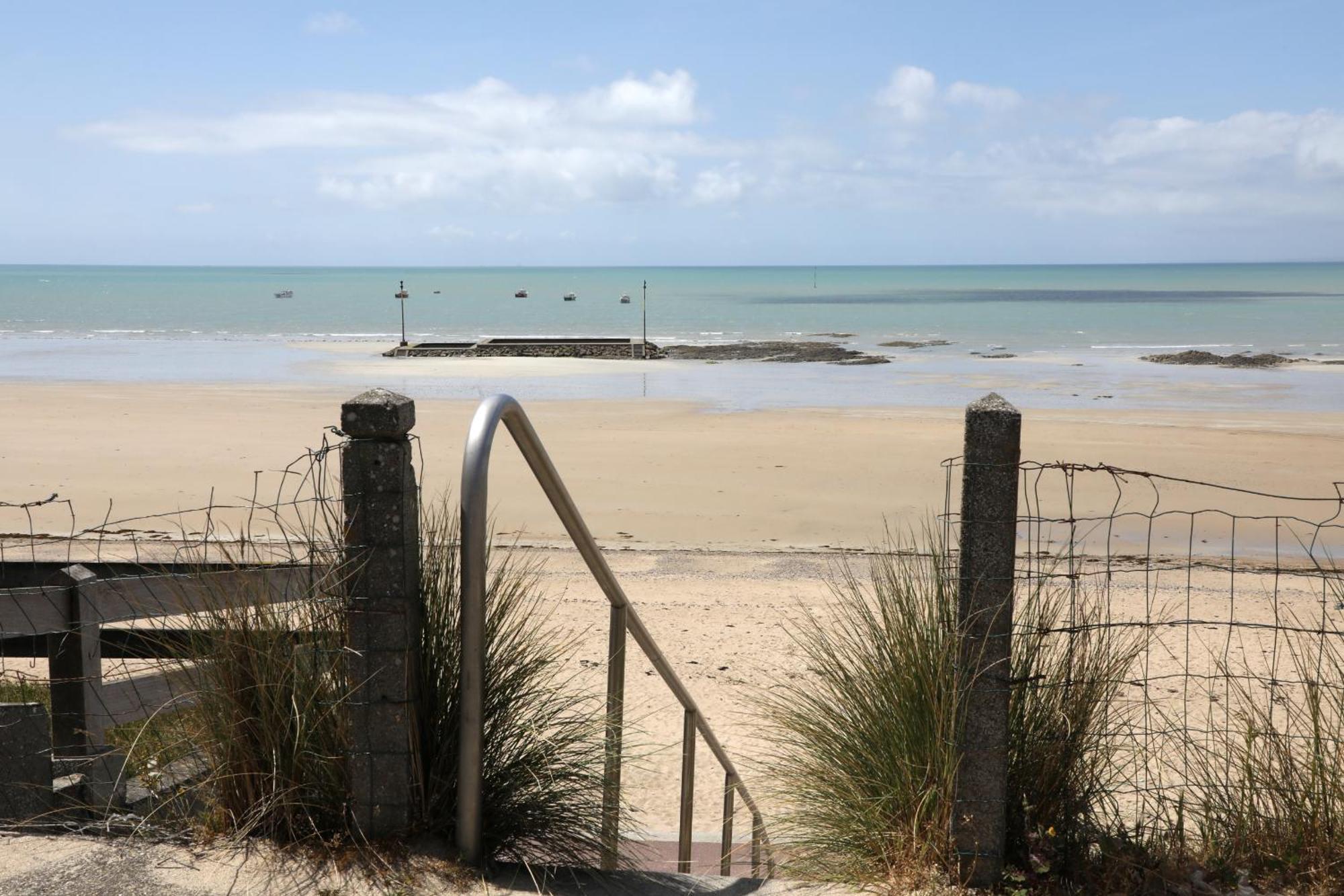 Les Maisons De Louise Pirou Rum bild
