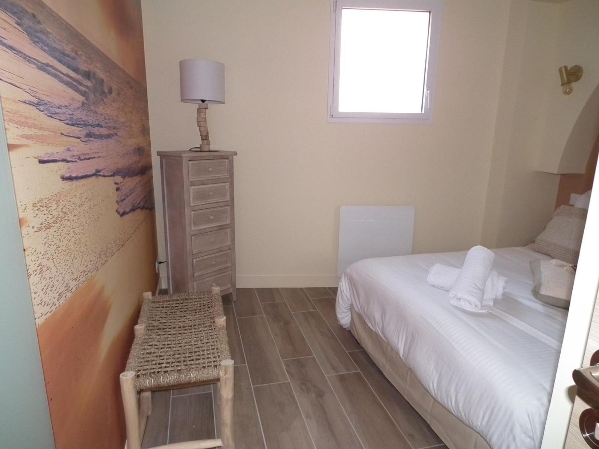 Les Maisons De Louise Pirou Rum bild