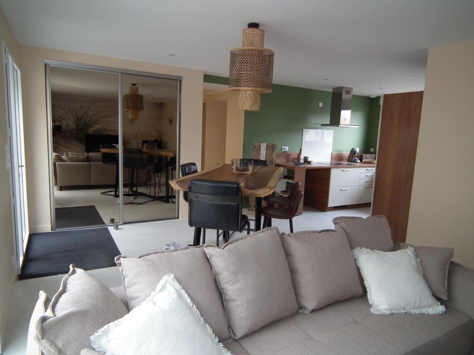 Les Maisons De Louise Pirou Rum bild